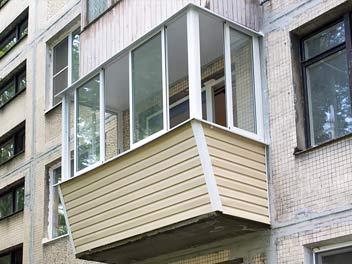 Остекление балкона с выносом, вид с улицы
