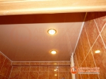 Фото установленного натяжного потолка в ванной