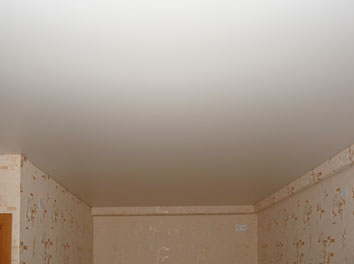 Фото натяжного потолка в спальне
