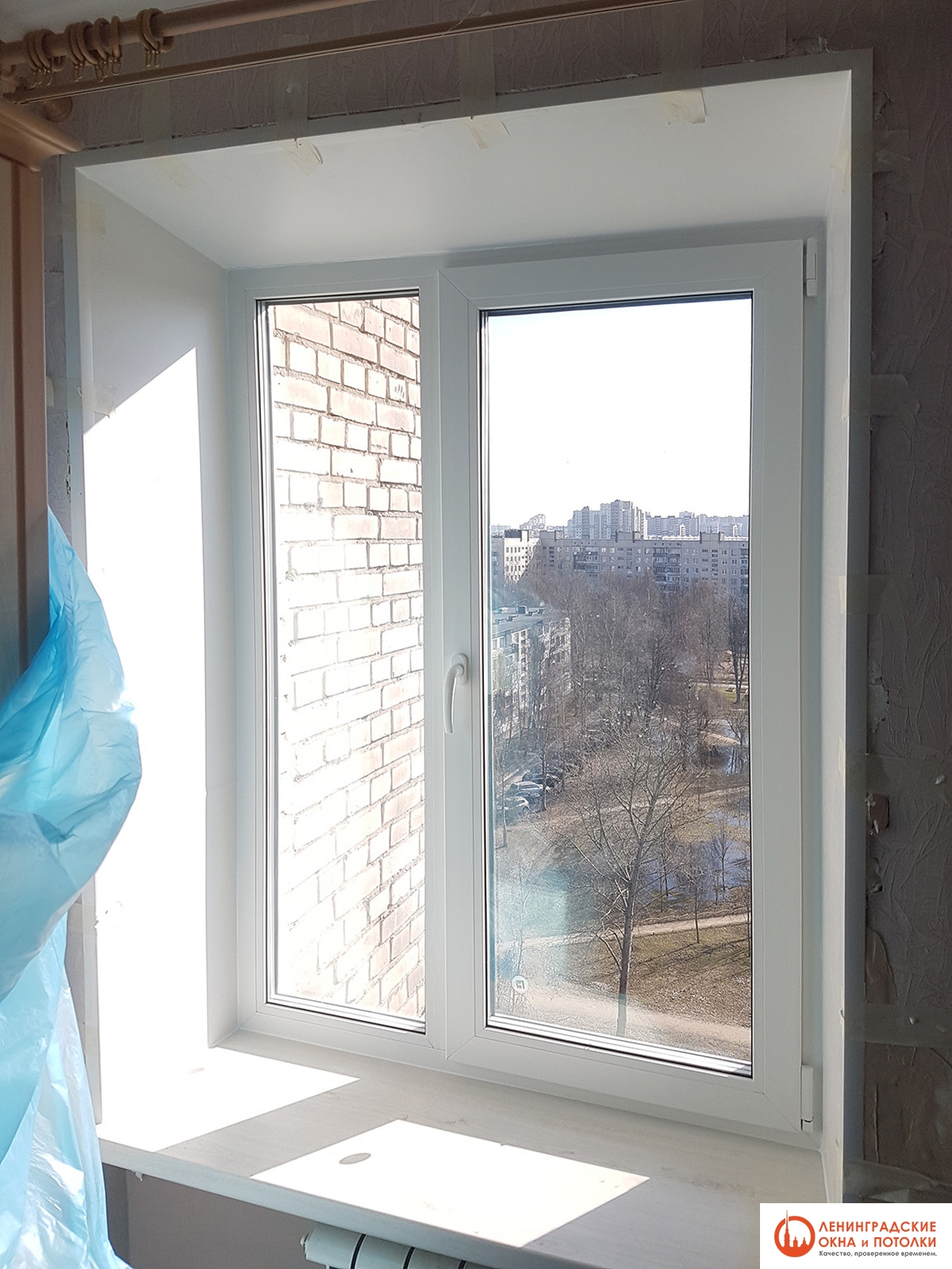 Окно pushkino msk oknaidveri ru. Окно 110. 170 Окно пластиковое. Белые пластиковые окна черные откосы.