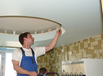 Фото натяжного потолка на кухне