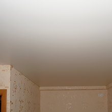 Натяжной потолок для спальной комнаты